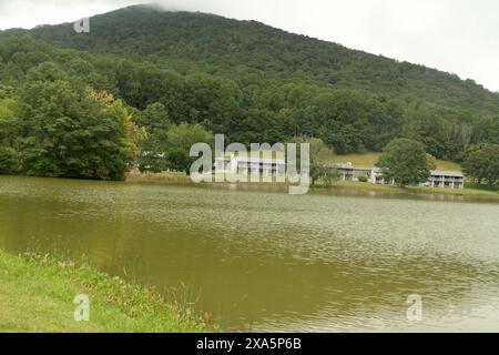 Die Peaks of Otter Lodge am Abbott Lake in den Blue Ridge Mountains in Virginia, USA Stockfoto