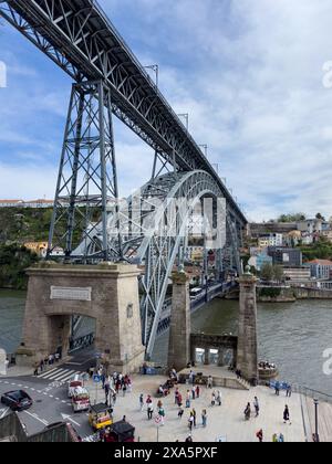 Brücke Dom Luis I, die den Fluss Douro überquert, von der portugiesischen Seite aus gesehen Stockfoto