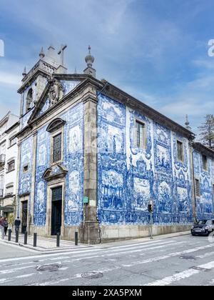 Die blauen Azulejo-Fliesen bedeckten Capela das Almas, die Kapelle von Santa Catarina, auch bekannt als die Kapelle der Seelen in Porto Stockfoto