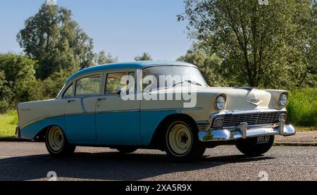 Stony Stratford, UK - 2. Juni 2024: 1956 blauer Chevrolet 210 Auto fährt auf einer britischen Landstraße Stockfoto