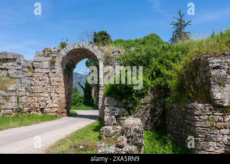 Porta Sirena, das Osttor in den Verteidigungsmauern rund um die antike Stadt Paestum, Provinz Salerno, Kampanien, Italien Stockfoto