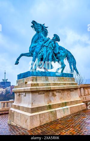 BUDAPEST, UNGARN - 21. FEBRUAR 2022: Die Statue des Pferdetrainers vor der Königlichen Reithalle auf dem Fohlenhof der Burg Buda, am Februar Stockfoto