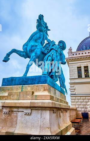 BUDAPEST, UNGARN - 21. FEBRUAR 2022: Die Statue des Pferdetrainers vor der Königlichen Reithalle auf dem Fohlenhof der Burg Buda, am Februar Stockfoto