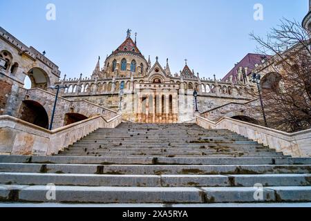 Die Treppe führt zur kunstvoll geschnitzten Fischbastei auf dem Heiligen Dreifaltigkeitsplatz in Budapest, Ungarn. Stockfoto