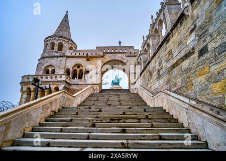 Die Treppe führt zur kunstvoll geschnitzten Fischbastei auf dem Heiligen Dreifaltigkeitsplatz in Budapest, Ungarn. Stockfoto