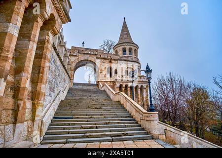 Die Treppe führt zur kunstvoll geschnitzten Fischbastei auf dem Heiligen Dreifaltigkeitsplatz in Budapest, Ungarn. Stockfoto