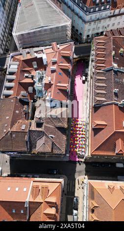 Von oben in der rosa Straße hängen bunte Regenschirme. Es ist einer der beliebtesten Orte, um das Nachtleben in Lissabon zu genießen, und liegt im Cais do Sodre. Stockfoto