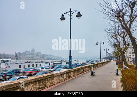 BUDAPEST, UNGARN - FERBRUARY 21, 2022: Spaziergang entlang des Donaudamms auf Buda-Seite, am 21. Februar in Budapest, Ungarn Stockfoto
