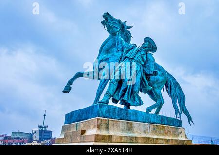 BUDAPEST, UNGARN - 21. FEBRUAR 2022: Die Statue des Pferdetrainers vor der Königlichen Reithalle auf dem Fohlenhof der Burg Buda, am Februar Stockfoto