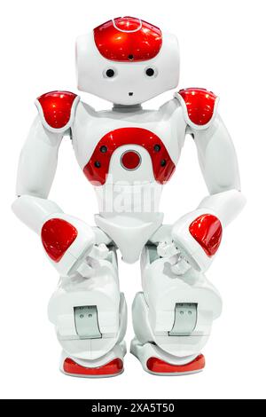 AI kleiner roter Roboter mit menschlichem Gesicht und Körper isoliert auf weißem Hintergrund. Humanoid. Künstliche Intelligenz. Stockfoto