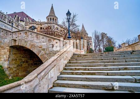 Die Treppe führt zur kunstvoll geschnitzten Fischbastei auf dem Heiligen Dreifaltigkeitsplatz in Budapest, Ungarn. Stockfoto