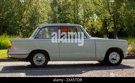 Stony Stratford, UK - 2. Juni 2024: 1964 weißer Triumph Vitesse Oldtimer auf einer britischen Landstraße Stockfoto