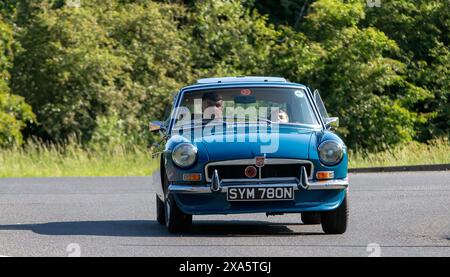 Stony Stratford, UK - 2. Juni 2024: 1974 blauer MGB Oldtimer auf einer britischen Landstraße Stockfoto