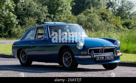 Stony Stratford, UK - 2. Juni 2024: 1974 blauer MGB Oldtimer auf einer britischen Landstraße Stockfoto