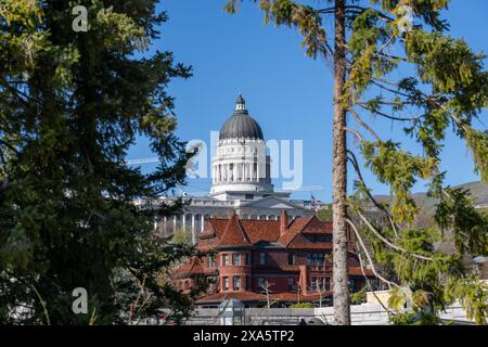 Die Hauptstadt von Utah auf dem Capital Hill in Salt Lake City, Utah, mit dem historischen McCune Mansion im Vordergrund. Stockfoto