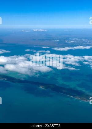 Elliot Key (links) im Biscayne National Park ist der nördlichste der wahren Florida Keys. Miami, Florida. Sands Key befindet sich auf der rechten Seite. Die Stadt der Häuser Stockfoto