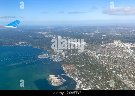 Coconut Grove & Coral Gables in Miami Metraopolitan Area in Florida. Grove Isle ist vorne, hinter dem Dinner Key Marina. Stockfoto