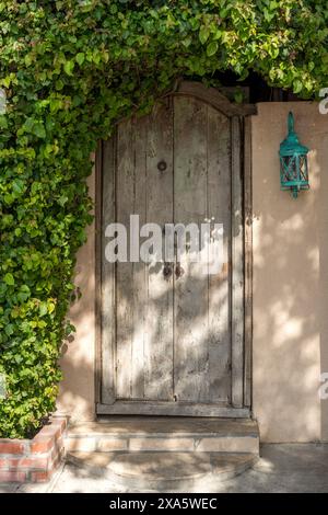 Das Äußere eines alten Hauses im Hacienda-Stil, das 1725 in Orange County, USA, erbaut wurde. Stockfoto