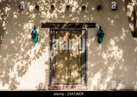 Das Äußere eines alten Hauses im Hacienda-Stil, das 1725 in Orange County, USA, erbaut wurde. Stockfoto