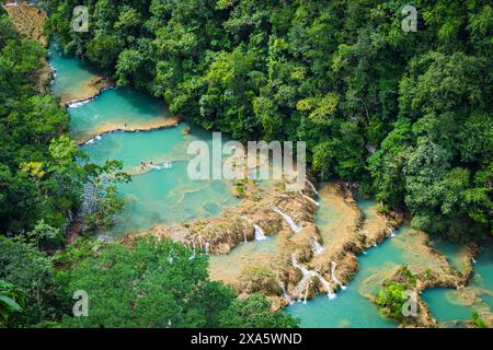 Aus der Vogelperspektive von Semuc Champey. Eine Reihe von natürlichen Teichen und kleinen Kaskaden, die aus der Geburt von Rio Cahabon entstehen. Stockfoto