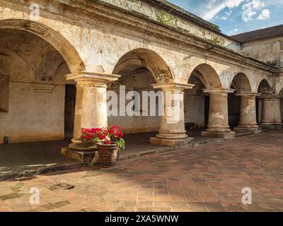 Ein altes Gebäude mit einer Veranda, Säulen und Pflanzgefäßen Stockfoto