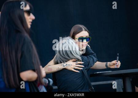 Die Sängerin Angelina Mango tritt am 4. Juni 2024 auf der Bühne auf dem Ottagono-Platz im ipercoop Mongolfiera in Molfetta auf. Die neue Star der italienischen Szene, Angelina Mango, signiert Kopien ihres neuen Albums „Poke Melodrama“ auf dem Ottagono-Platz im ipercoop Mongolfiera in Molfetta. Der Künstler mit kristallklarem Talent erlebt einen goldenen Moment: Vom Eurovision Song Contest 2024 bis zum Triumph des letzten Sanremo Festivals erobert der Song La Noia Fans und Charts. (Foto: Davide Pischettola/NurPhoto)0 Stockfoto