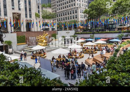 New York City, NY, USA. Juni 2024. Regenbogenfarbene Flaggen feiern den LGBTQIA Pride Month am Rockefeller Plaza in New York City in den USA am Dienstag, 04. (Kreditbild: © William Volcov/ZUMA Press Wire) NUR REDAKTIONELLE VERWENDUNG! Nicht für kommerzielle ZWECKE! Stockfoto