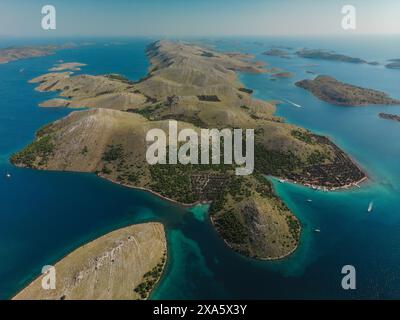 Drohnenblick auf den Kornati-Archipel mit felsigen Inseln und Klippen, berühmtes Segelziel in Kroatien Stockfoto