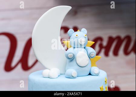 Nahaufnahme eines niedlichen, handgefertigten Teddybären und Mondkuchendekoration für eine Babyparty oder Geburtstagsparty Stockfoto