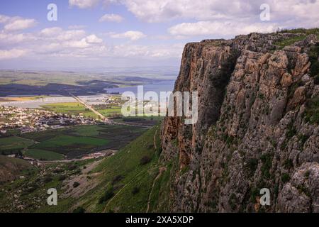 Die zerklüftete Klippe des Mount Arbel bietet einen atemberaubenden Blick auf das Galiläische Meer und die umliegende Landschaft im Norden Israels. Stockfoto