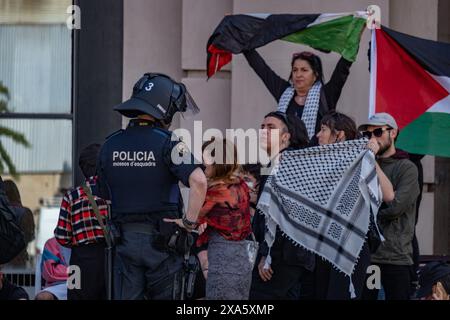 Barcelona, Spanien. Juni 2024. Demonstranten, die von Polizeibeamten festgenommen wurden, sahen, wie sie palästinensische Fahnen trugen und Slogans gegen unbemannte Luftfahrzeughersteller vorstellten, die ihre Produkte auf der Unvex 24 in Barcelona präsentierten. Demonstranten gegen Waffenfirmen haben sich vor Halle 1 der Montjuic Fairgrounds während der Feier von Unvex, der größten Veranstaltung für unbemannte Luftfahrzeuge (UAV) und -Systeme, versammelt. (Foto: Paco Freire/SOPA Images/SIPA USA) Credit: SIPA USA/Alamy Live News Stockfoto