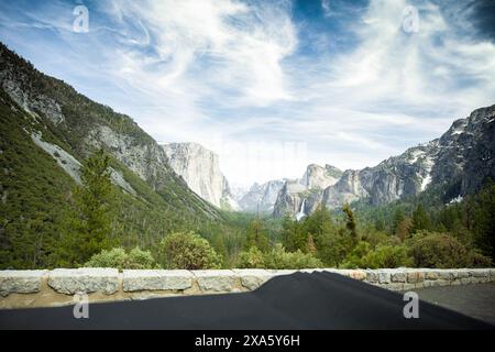 Ein malerischer Blick auf den Yosemite-Nationalpark mit riesigen Bergen Stockfoto