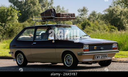 Stony Stratford, UK - 2. Juni 2024: 1979 braune Ford Fiesta mit Dachträger und Gepäck, Oldtimer fährt auf einer britischen Landstraße Stockfoto