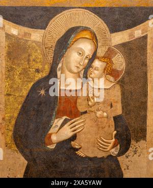 ASSISI, ITALIEN - 17. MAI 2024: Das mittelalterliche Fresko der Madonna in der Kathedrale San Rufino von unbekanntem Künstler. Stockfoto