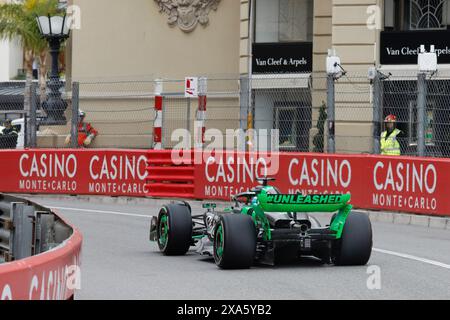 Monte Carlo, Fürstentum Monaco. Mai 2024. Formel 1 Grand Prix de Monaco auf dem Circuit de Monaco in Monte Carlo. Im Bild: Valtteri Bottas (FIN) vom Stake F1 Team Kick sauber auf der Avenue de Monte-Carlo während des ersten Trainings © Piotr Zajac/Alamy Live News Stockfoto