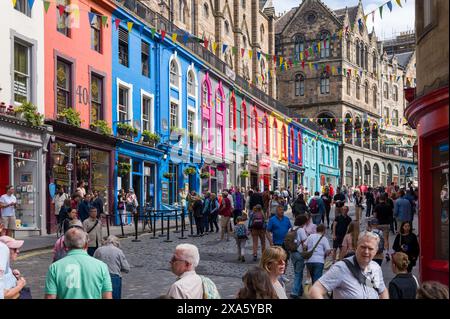 1. Juni 2024. Edinburgh, Schottland. Dies ist die Victoria Street in Edinburgh mit ihren bunten Geschäften und sehr beliebten Touristenattraktionen. Stockfoto