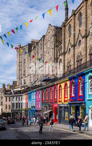 1. Juni 2024. Edinburgh, Schottland. Dies ist die Victoria Street in Edinburgh mit ihren bunten Geschäften und sehr beliebten Touristenattraktionen. Stockfoto