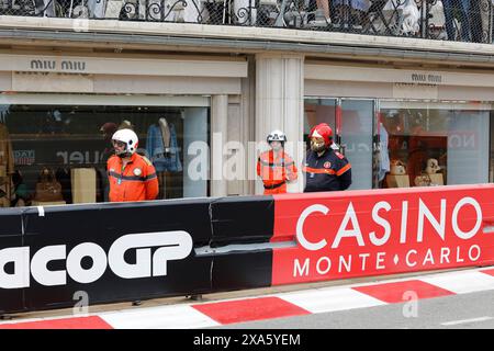 Monte Carlo, Fürstentum Monaco. Mai 2024. Formel 1 Grand Prix de Monaco auf dem Circuit de Monaco in Monte Carlo. Im Bild: Marschals und Feuerwehrmann in der Avenue de Monte-Carlo beim ersten Training © Piotr Zajac/Alamy Live News Stockfoto