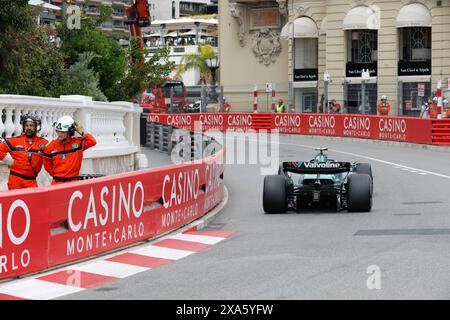 Monte Carlo, Fürstentum Monaco. Mai 2024. Formel 1 Grand Prix de Monaco auf dem Circuit de Monaco in Monte Carlo. Im Bild: Fernando Alonso (SPA) des Aston Martin Aramco F1 Teams in Aston Martin AMR24 auf der Avenue de Monte-Carlo während des ersten Trainings © Piotr Zajac/Alamy Live News Stockfoto