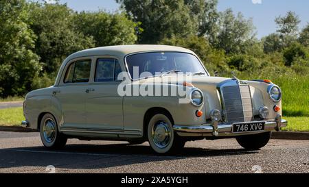 Stony Stratford, UK - 2. Juni 2024: Mercedes Benz 220 Oldtimer mit 1960 Cremes auf einer britischen Landstraße Stockfoto