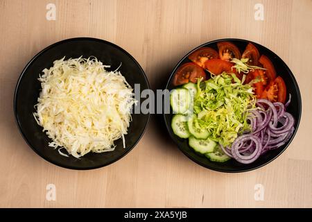 Zwei Teller mit frischem Gemüse von oben Stockfoto