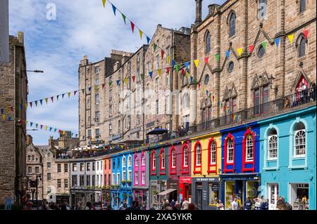 1. Juni 2024. Edinburgh, Schottland. Dies ist die Victoria Street in Edinburgh mit ihren bunten Geschäften und sehr beliebten Touristenattraktionen. Stockfoto