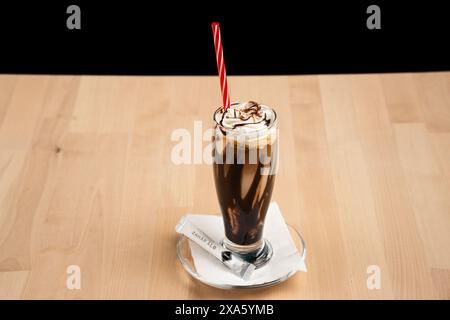 Ein hoher Eiskaffee mit Schokolade und Schlagsahne in einer klaren Tasse Stockfoto