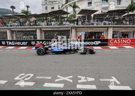 Monte Carlo, Fürstentum Monaco. Mai 2024. Formel 1 Grand Prix de Monaco auf dem Circuit de Monaco in Monte Carlo. Im Bild: Alex Albon (THA) von Williams Racing in Williams FW46 auf der Avenue de Monte-Carlo während des ersten Trainings © Piotr Zajac/Alamy Live News Stockfoto