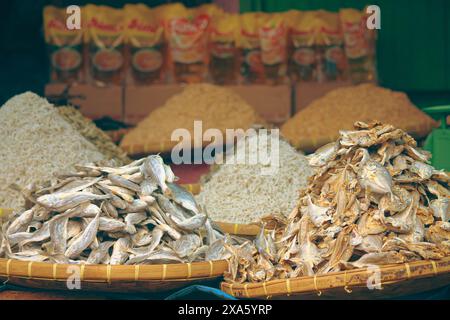 Haufen von Bulad oder traditionellem philippinischem gesalzenem getrocknetem Fisch, der in einem lokalen Marktstand zum Verkauf angeboten wird und die lokale Küche auf den Philippinen zeigt Stockfoto