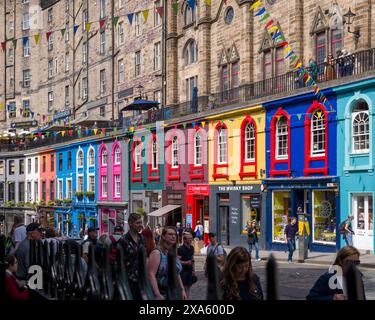 1. Juni 2024. Edinburgh, Schottland. Dies ist die Victoria Street in Edinburgh mit ihren bunten Geschäften und sehr beliebten Touristenattraktionen. Stockfoto