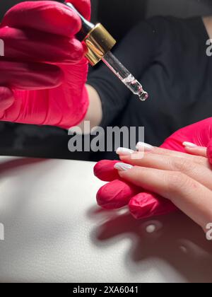 Eine Frau, die eine Maniküre von einem Künstler erhält Stockfoto