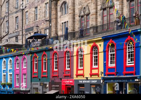 1. Juni 2024. Edinburgh, Schottland. Dies ist die Victoria Street in Edinburgh mit ihren bunten Geschäften und sehr beliebten Touristenattraktionen. Stockfoto