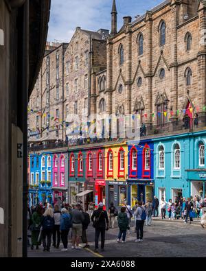 1. Juni 2024. Edinburgh, Schottland. Dies ist die Victoria Street in Edinburgh mit ihren bunten Geschäften und sehr beliebten Touristenattraktionen. Stockfoto