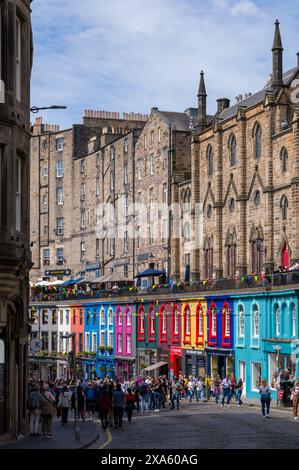 1. Juni 2024. Edinburgh, Schottland. Dies ist die Victoria Street in Edinburgh mit ihren bunten Geschäften und sehr beliebten Touristenattraktionen. Stockfoto